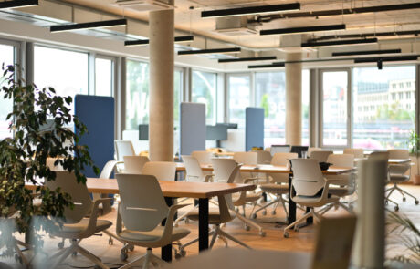 Flex-Desk-Bereich mit langem Tisch, Stühlen und Pflanzen im MACHWERK Coworking Space Berlin-Mitte